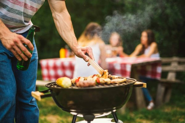 Quels sont les avantages d'un barbecue électrique pour une cuisson saine et rapide ?